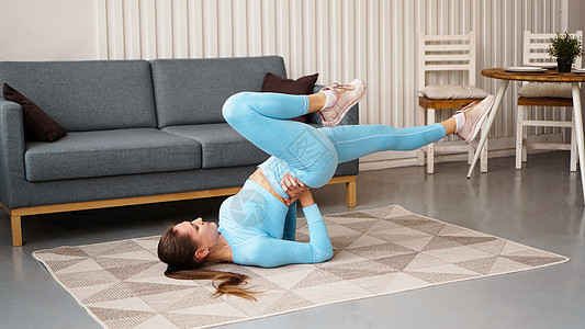在家里锻炼的年轻有自信 自信和自信的瘦瘦女人蓝色运动装居家瑜伽活力力量臀部平衡女孩公寓图片
