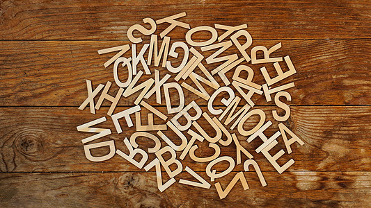 木制背景上的木制字母 英文字母表中的字母图片