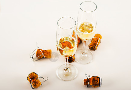 杯子里的豪华香槟 庆祝新年或重要活动节日的方式 用鲜红酒敬吐司欢呼乐趣情感气泡软木奢华胜利饮料嘶嘶火花图片