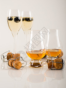 杯子里的豪华香槟 庆祝新年或重要活动节日的方式 用鲜红酒敬吐司情感火花假期酒杯玻璃静脉乐趣快乐奢华气泡图片