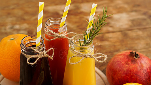 家里用小瓶子做柠檬汁 多彩果汁和水果花朵热带甜点玻璃叶子饮食托盘生活橙子早餐图片