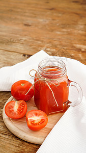 玻璃罐中的番茄汁和木制背景的新鲜西红柿桌子蔬菜饮料玻璃果汁饮食风化厨房食物木板图片