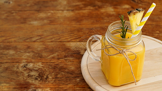 菠萝汁装在玻璃罐子里 菠萝切片装饰饮料水果早餐桌子果汁甜点小吃乡村木头食物叶子图片