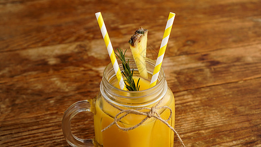 菠萝汁装在玻璃罐子里 菠萝切片装饰饮料美食液体早餐叶子果汁水果凤梨甜点乡村食物图片