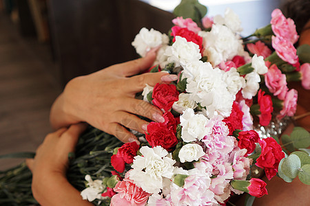 拥有美丽多彩鲜花花束的女子 她们玫瑰包装纸牡丹花瓣香气礼物店铺紫色开心果展示图片