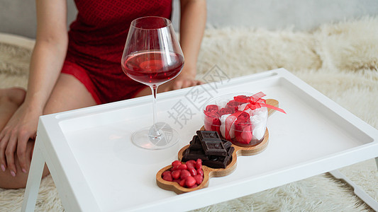 情人节早晨 白盘上葡萄酒和甜点的晚饭纪念日婚礼巧克力玻璃早餐晚餐女士心形食物托盘图片