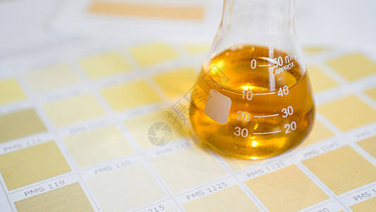 含有尿液的酒瓶 医学分析概念 根据尿质颜色进行诊断液体考试图表指标实验室化学品塑料化学生物学疾病图片