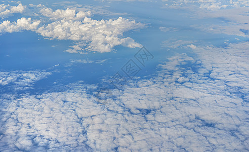 从商业飞机飞越上空时 从中可以看出 下午的太阳照亮了飞翔的天空乌云假期自由天线航班旅行运输墙纸天际空气天堂图片