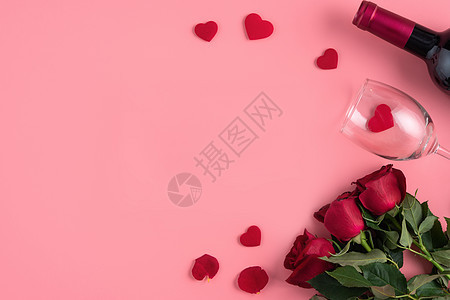 情人节约会礼物与红酒和粉红背景的玫瑰概念玻璃杯庆典花瓣桌子酒杯巧克力假期平铺玻璃展示图片
