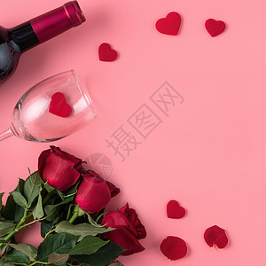 情人节约会礼物与红酒和粉红背景的玫瑰概念展示巧克力玻璃杯子酒杯花瓣高架玻璃杯桌子平铺图片