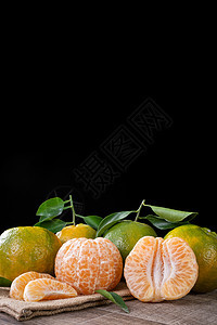 黑色木制桌底的绿色橘子柑橘橙色团体农业桌子水果收成饮食市场热带果汁木头图片