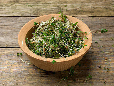 灰色木板桌边的青绿花 青蓝和芥子酱勺子生态沙拉草本植物叶子农业饮食幼苗食物营养图片