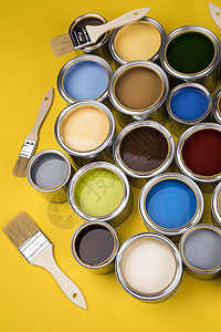 彩虹色油漆罐用画笔装潢家庭作业地面维修房子装修滚筒液体家务车轮图片