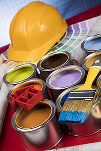 有颜色油漆和paintbrus的金属锡罐地面维修工作房子液体画笔装潢滚筒家务绘画图片
