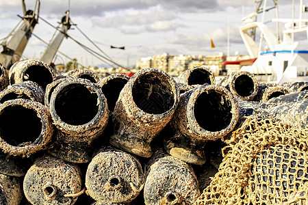 在圣波尔码头捕鱼章鱼和网的陷阱塑料环境篮子绳索浮标海洋海鲜水产港口海洋生物图片