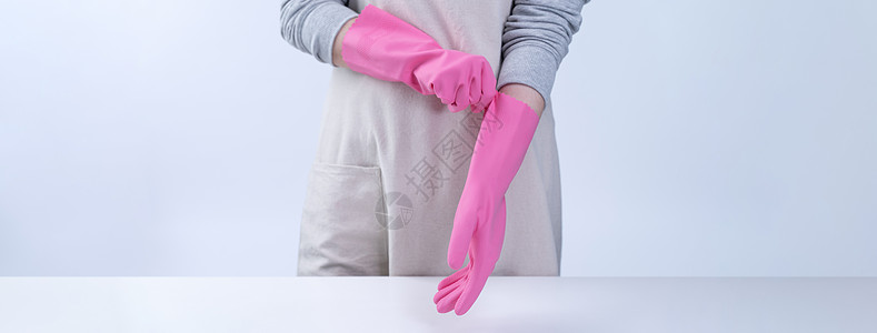 围裙的年轻女管家戴着粉色手套清洁桌子 预防病毒感染的概念 家政服务 特写感染女佣家务服务家政房子环境厨房守门员卫生图片