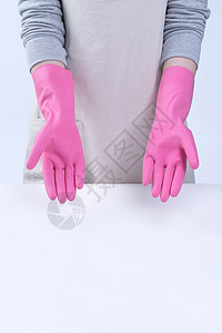围裙的年轻女管家戴着粉色手套清洁桌子 预防病毒感染的概念 家政服务 特写工人肺炎办公室工作环境清洁剂女佣感染职员卫生图片