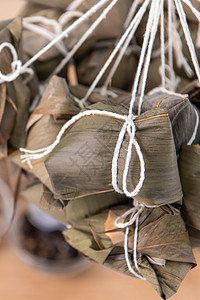 粽子  中国粽子食品 放在木桌上的蒸锅里 红砖墙 家里的窗户背景是端午节的概念 特写食物木头馅料饺子文化假期乡村桌子汽船美食图片