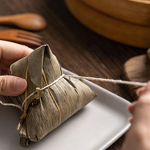 吃宗子龙船节大米水稻 在家庆典时在木桌上吃中国传统食物的亚洲年轻女性中餐节日汽船盘子餐厅成人饺子女士桌子文化假期图片