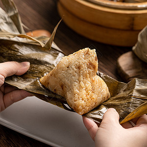 吃宗子龙船节大米水稻 在家庆典时在木桌上吃中国传统食物的亚洲年轻女性中餐食谱饺子盘子文化女孩桌子女士汽船餐厅成人图片