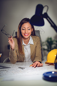 女建筑工程女工程师幸福办公室建筑学女士蓝图微笑头盔承包商商务项目图片