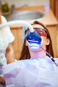 激光牙齿白治疗牙医病人防护眼镜白色口腔科女孩微笑牙科紫外图片