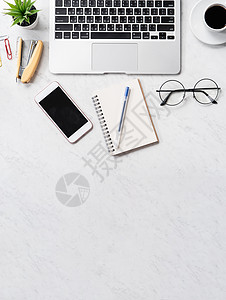 风格化的大理石办公桌 配有智能手机 笔记本电脑 眼镜和咖啡 工作区设计 模型 顶视图 平板 复制空间 特写植物商业屏幕作家桌面设图片