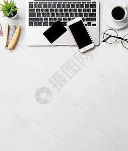 在线支付概念 模拟信用卡与办公桌电脑隔离在美丽的大理石背景 工作区设计 顶视图 平面布局 复制空间屏幕桌子桌面笔记本钱包技术购物图片