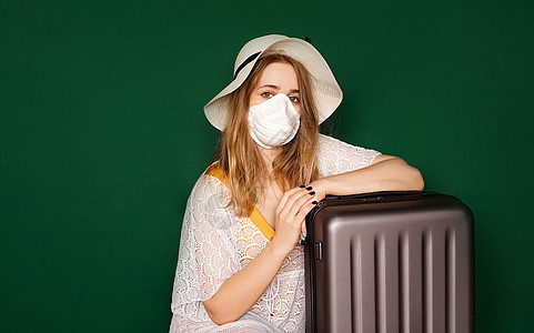 脸上戴着医疗面罩的漂亮女孩 在科罗纳病毒期间特写边境旅游疾病行李飞机生物航程流感航空公司药品休息图片