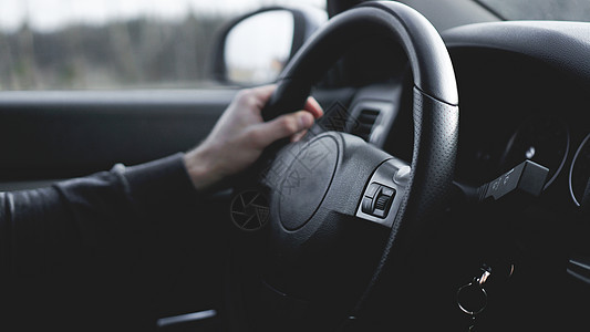黑色沙龙车内视线 驾驶汽车时持轮式导航器气囊太阳控制板运输镜子速度玻璃金属座位安全图片