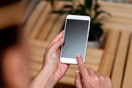 将人们联系在一起 语音视频通话 通信设备 故障排除设备 现代工具 全球连接 数据处理 便携式硬件智能手机女性木头手指技术短信成人图片