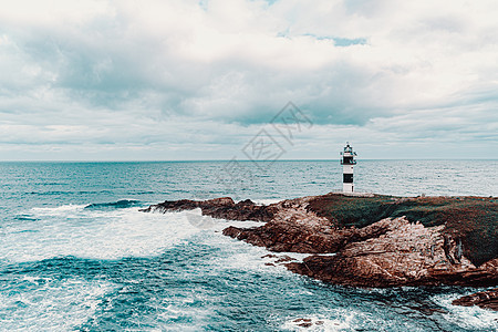 海洋中部的野生灯塔 在波音科鲁尼亚与复制空间的阴云多云的一天全景力量摄影土地悬崖警告导航岩石戏剧性自由图片