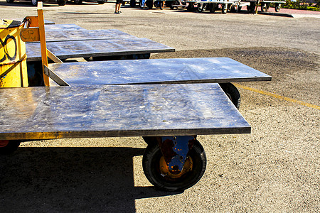 在捕鱼港运送箱装鱼的金属推车盘子太阳篮子食物圣波工作港口海港拍卖运输图片