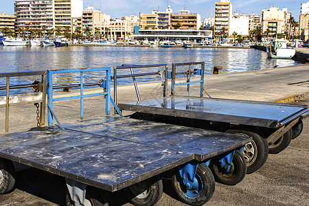 在捕鱼港运送箱装鱼的金属推车海鲜港口渔夫拍卖渔港正方形码头钓鱼海港圣波图片