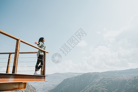 俯瞰加德满都在一条大河和群山的阳台上 女人在阳光明媚的日子里过着自由和自由的概念 健康信仰享受地球头发女性耀斑火山外表女士天堂背景