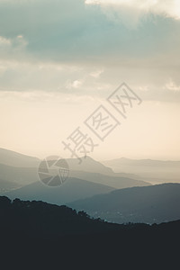 靠近海洋自由概念的一座山 有复制空间和暗影与对比面首脑阳光力量耀斑成就星星太阳薄雾动机孤独背景图片