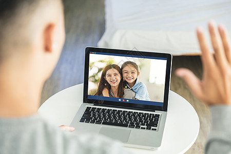 年轻人与妻子和可爱的女儿远程交谈 使用笔记本电脑在家中与家人在线交谈 冠状病毒锁定期间的远程通信图片