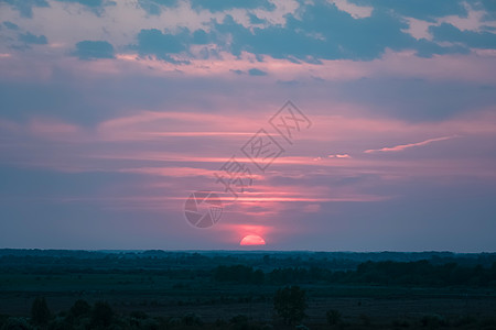 傍晚黎明时的日落 清晨黎明 深夜 傍晚日落 傍晚时分的最后一缕阳光和夜幕降临 第一缕阳光穿过云层 发光粉红色的天空气象太阳晴天星图片