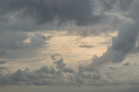 太阳闪耀在天空的云中 云的形状唤起想象力和创造力 笑声空气阴霾阳光环境想像力戏剧性艺术天堂生活气氛图片