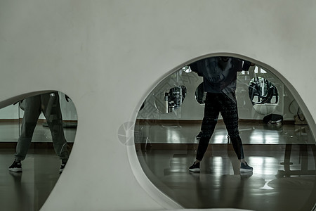 在现代舞蹈工作室大镜子前 参加积极穿衣训练的年轻舞者霹雳舞舞蹈家解放地面女性女孩身体玻璃享受有氧运动图片