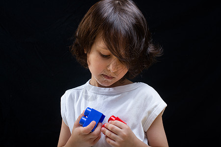 小孩男孩玩多彩塑料建筑块的游戏图片