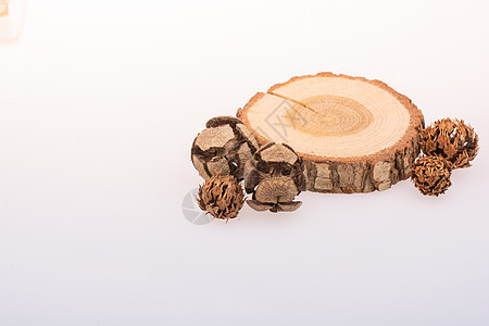 用于装饰性木材纹理背景的切木原木裂缝横截面硬木戒指年轮树干树桩家具森林木头图片