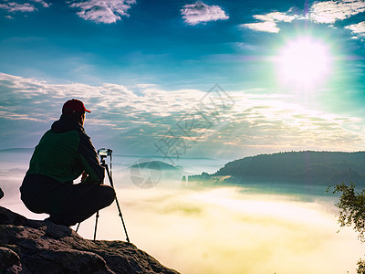在山顶的马特人摄影师 带着他的三脚架和摄像头旅行运动相机享受爬坡森林自由摄影职业阳光图片