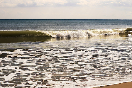 阿利坎特州拉马里娜海滩上的阳光日蓝色海洋海浪海岸线季节假期旅行太阳天空地平线图片