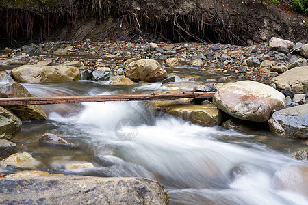 山河 含模糊水的河流紧闭流量浅滩场景环境溪流风景石头自然岩石运动图片