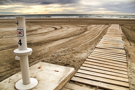 足迹淋浴和通往海滩的步行道设施地平线服务小路海岸海景旅行蓝色环境木头图片