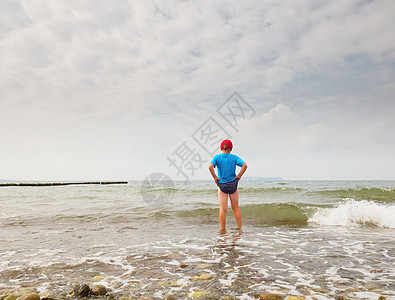 海滩上的孩子进入大海 孩子在海浪中玩耍运动海岸线孩子们旅行农奴男生假期t恤男孩们海洋图片