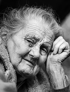户外非常年老和疲累的皱纹妇女智慧成人祖母长老头发退休眼睛女士老化老年图片