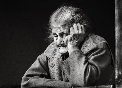 户外非常年老和疲累的皱纹妇女眼睛头发女性老化退休生活成人母亲女士智慧图片