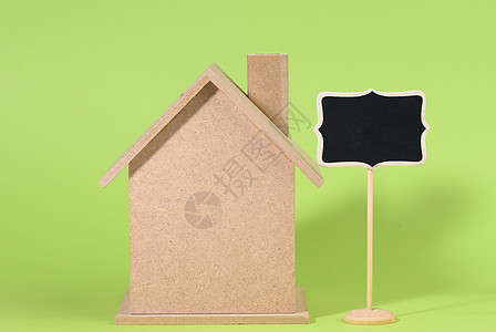 绿色背景的小型木木木木屋和粉笔指针 B 不动产购买概念抵押家庭贷款财产黑色建造装修销售商业投资图片